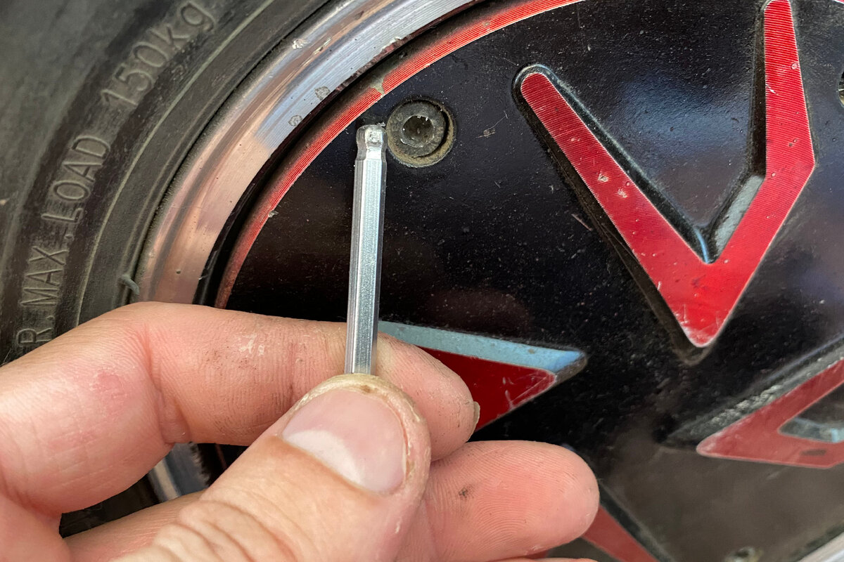 Головка шестигранника слизалась и стала круглой.