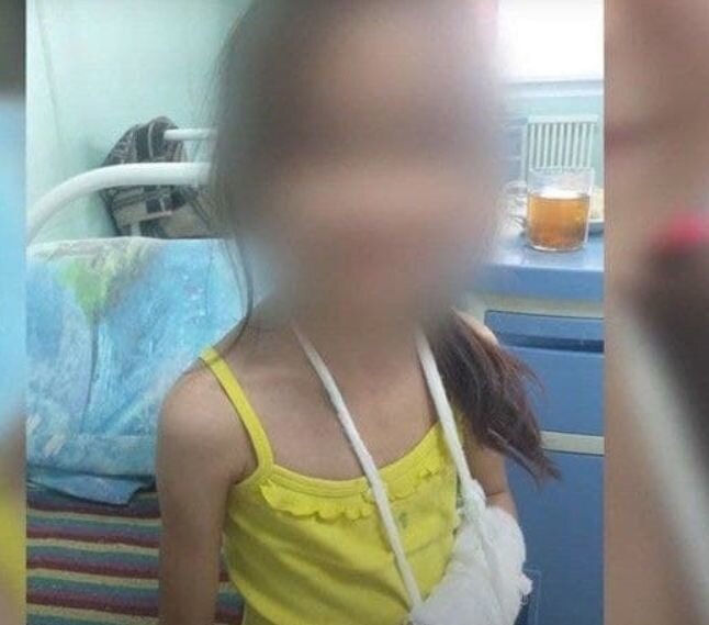 Дети примеряют платье. Дети с покупками. Человек покупает печенье картинка. Мама с ребенком в магазине. Мама с дочкой в супермаркете.