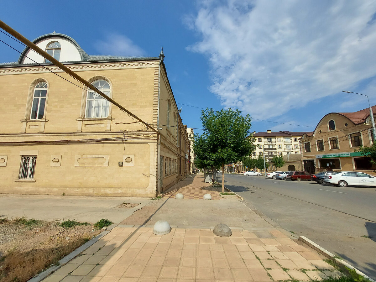 Слева здание поликлиники.