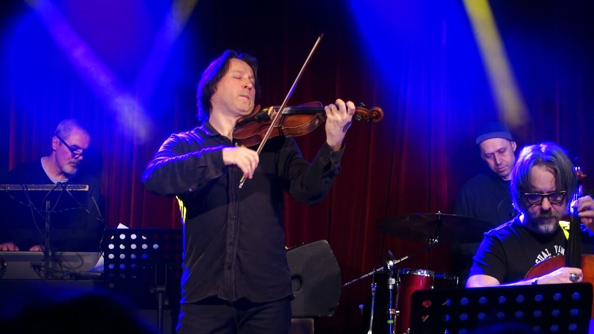Исполнение Cellobass в клубе «16 тонн». Слева направо: Аркадий Марто, Алексей Айги, Владимир Жарко, Денис Калинский.