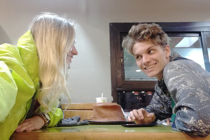 Сидим в Макдоналдсе в самом центре Касабланки и ждем ответа от хостов