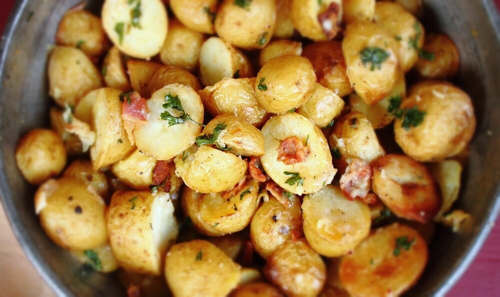 Молодая картошечка со шкварками