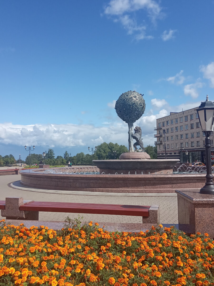 Тот самый лев и дерево в окружении фонтана                          Фото автора   