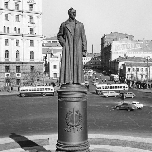 Памятник Дзержинскому на Лубянке при СССР.