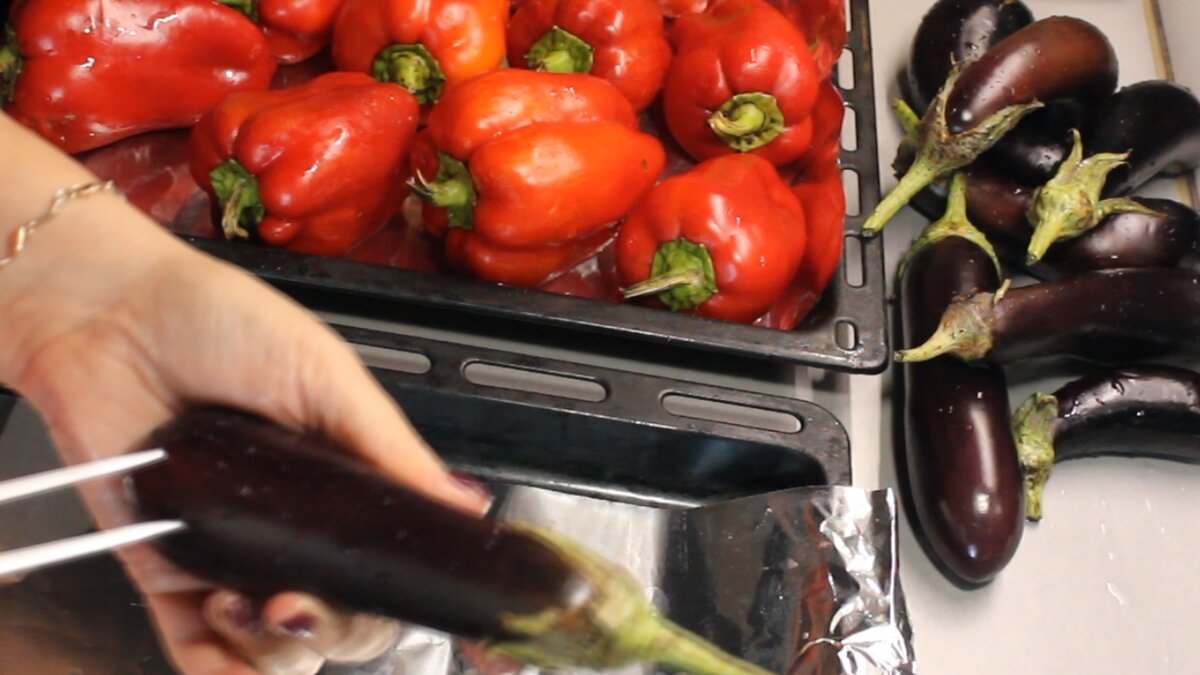 Перец и баклажаны укладываем на противень с фольгой. Баклажаны натыкать вилкой. Ставим в разогретую духовку 220 гр на 30 мин.