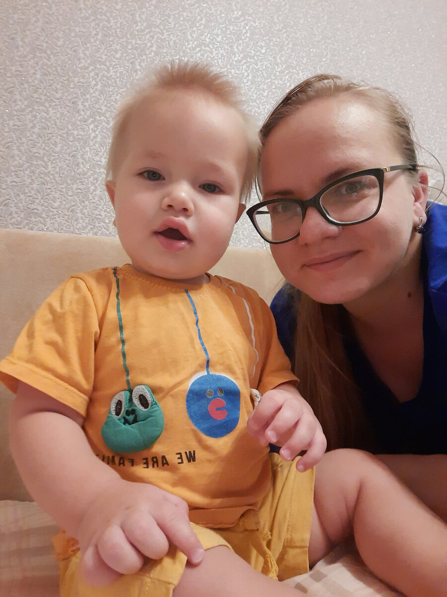 Автор со своим ребёнком. Дурачились, поэтому такие шальные глаза 🤣