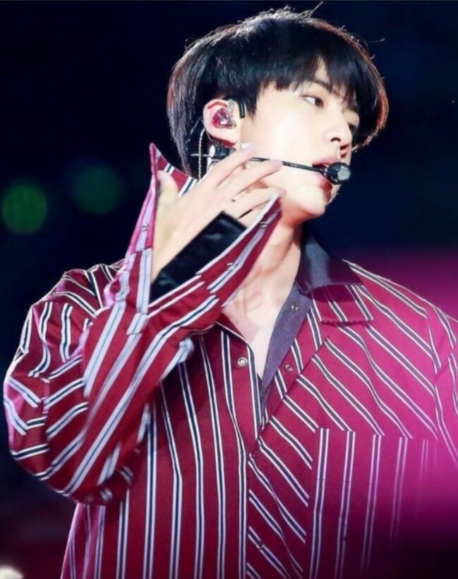 Правильно, это Джин! Самый старший участник 