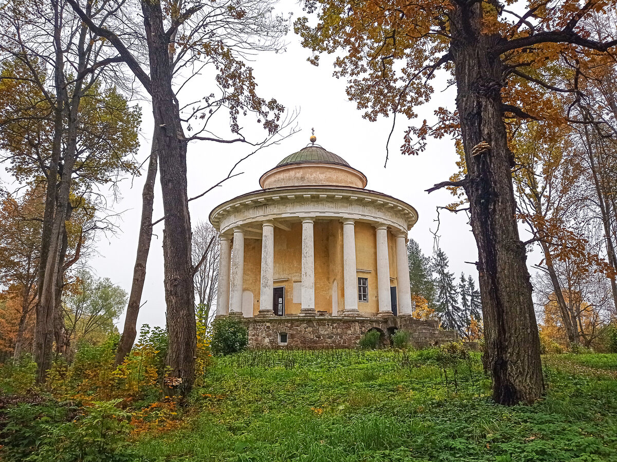 Воскресенский храм. Усадьба Никольское-Черенцицы. Тверская область. Фото автора статьи (ещё 1 фото)