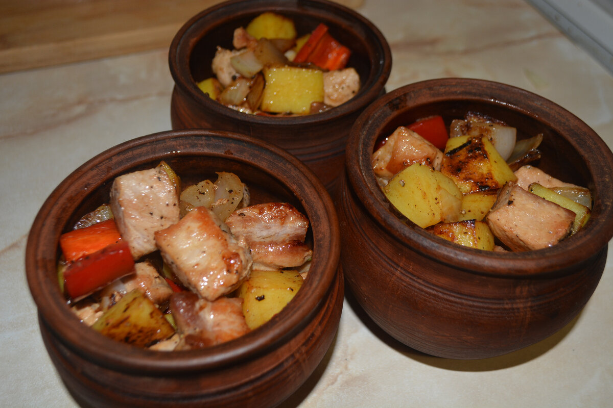 Жаркое из свинины с овощами в глиняных горшочках