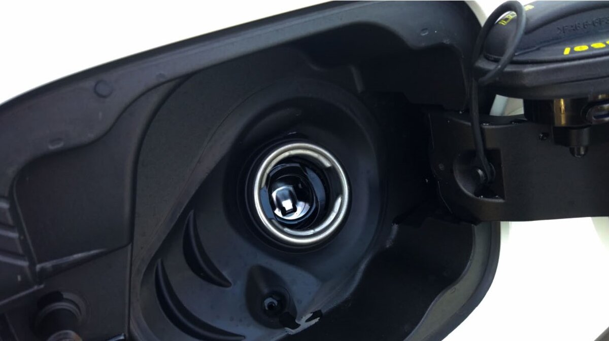 Переходник европистолет дизель. Лючок бензобака тигуан 2. Лючок бензобака тигуан 2020. Лючок бензобака фольксваген тигуан 2018. Аварийное открытие багажника тигуан.