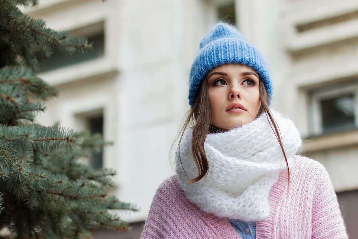 Холодное время года – период, когда нужно защищать голову от ветра, осадков и просто низкой температуры. Это очень важно, потому что переохлаждение может стать причиной серьезных заболеваний.
