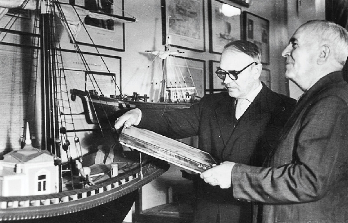 Федор Родин (справа) и Николай Кузьмин у модели расшивы. 1973 год