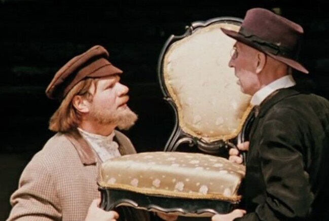 Кадр из комедии  «12 стульев»