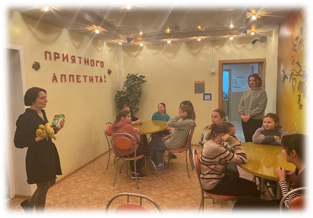 Руководители клуба провели подробный инструктаж девочкам по технике безопасности при работе на кухне.