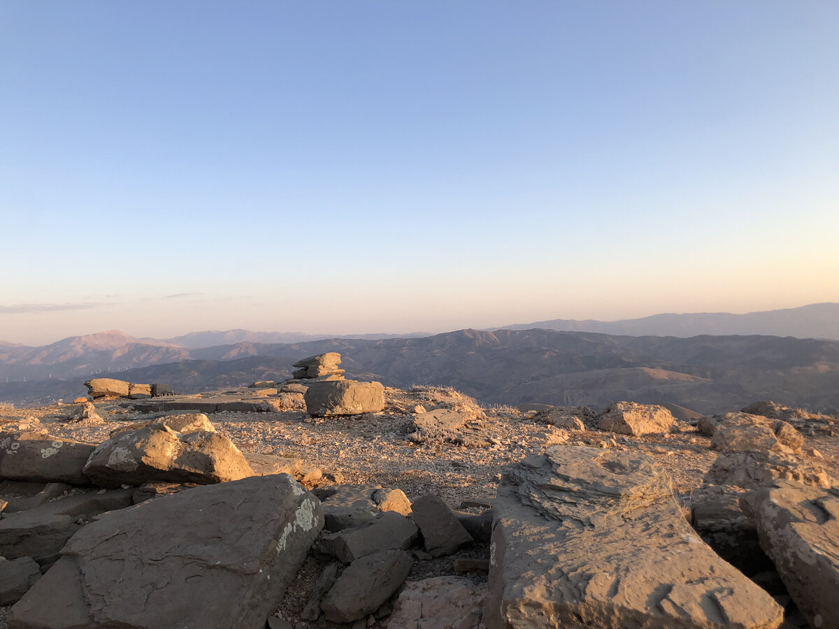 Лишь скала и плиты.