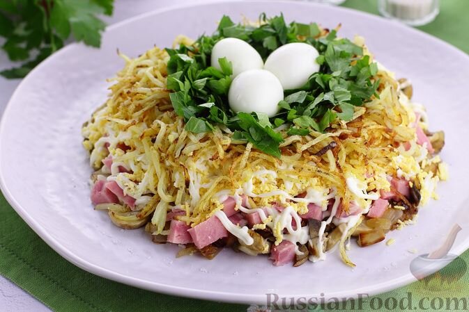 ветчина, картофель, шампиньоны, лук репчатый, яйца куриные, яйца перепелиные, майонез, масло растительное, зелень петрушки, соль, перец чёрный молотый