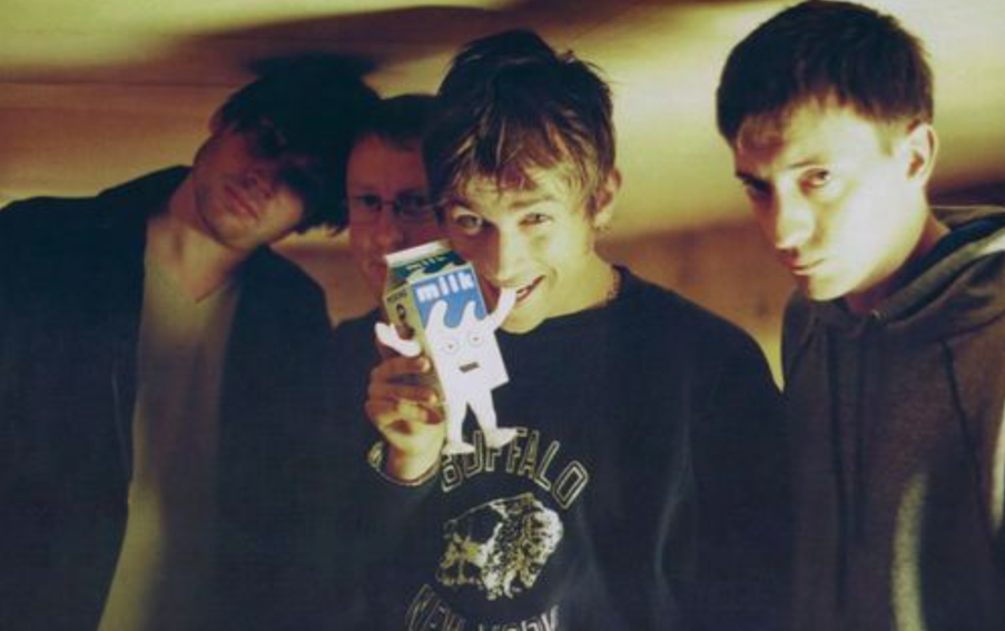 Blur с главным героем клипа - живым пакетиком молока Milky.