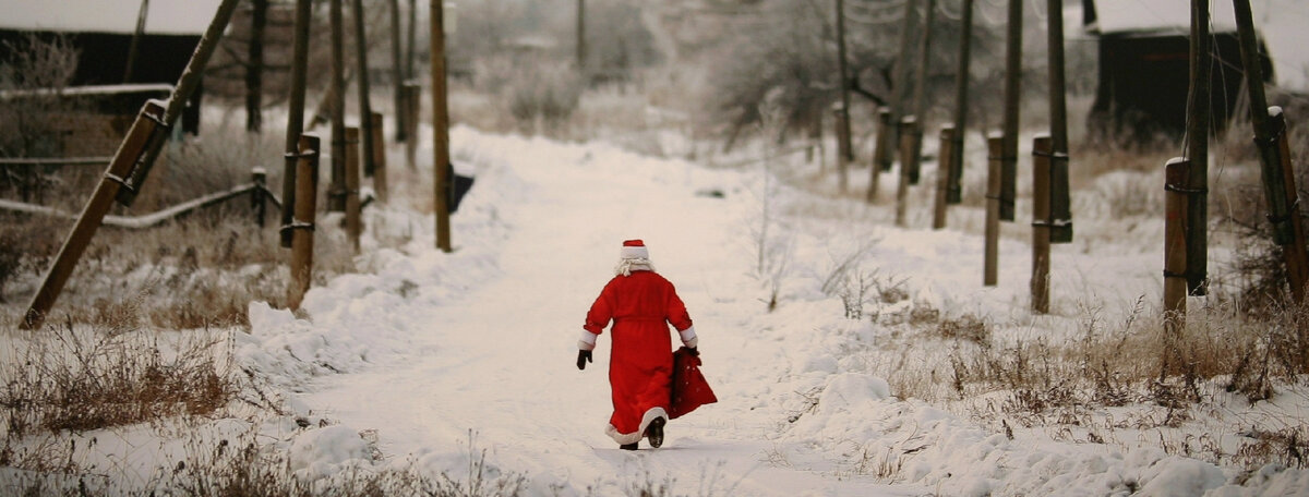 В следующем году приеду. Уходящий дед Мороз. Дед Мороз с мешком в лесу. Уходящий год. Дед Мороз идет в деревню.