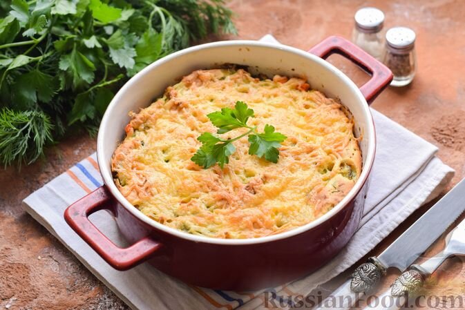 картофель, яйца, овощи замороженные, сыр твёрдый, мука, разрыхлитель, зелень, соль, перец чёрный молотый, масло растительное