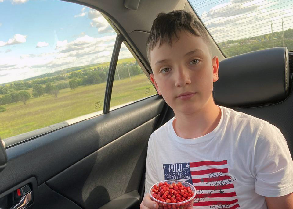 Перекус на колёсах – первая земляника!