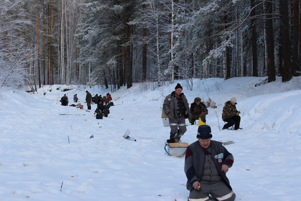 Рыбаки сидят вот так плотно. 