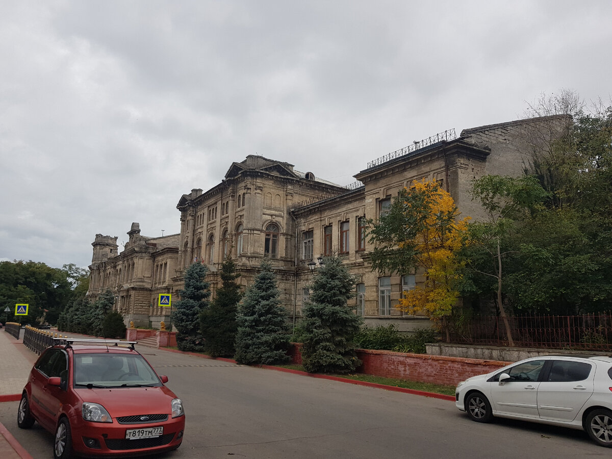 Керчь. Здание бывшей Романовской женской гимназии. Фото Анна Карпенко. 