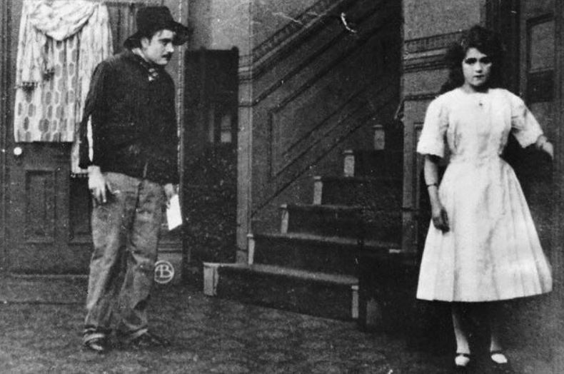 Кадр из художественного фильма Дэвида Уорка Гриффита «Одинокая вилла» (1909)
