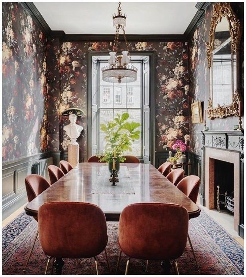 Столовая в темных тонах