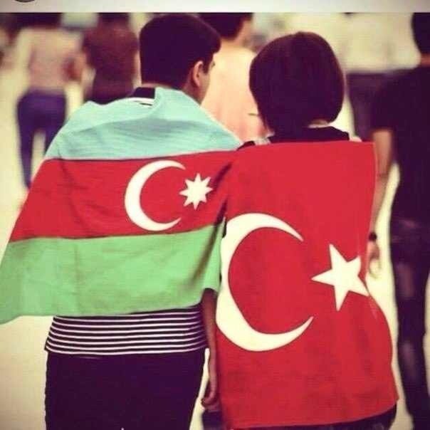 Азер ватсап. Девушки с азербайджанские флпгом. Девушка с азербайджанским флагом. Азербайджанские парни с флагом. Азербайджан флаг красивый девушки.