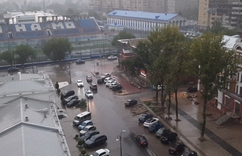     Автомобили на дорогах форсируют настоящие реки Екатерина СИМОХИНА
