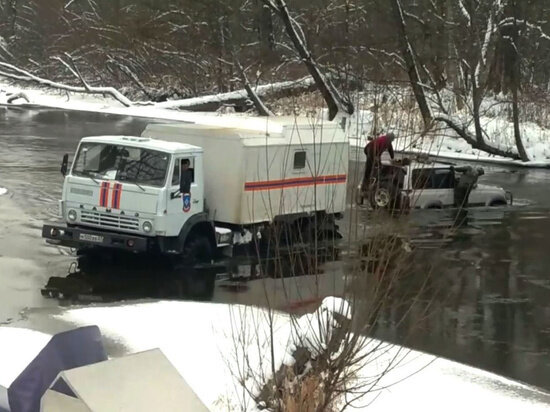     Спасатели вытащили из реки джип с охотниками в Хабаровском крае. ФОТО: ГУ МЧС по Хабаровскому краю