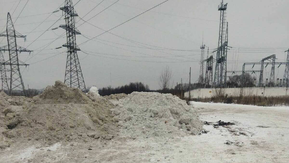     В Казани местные жители переживают за водоемы из-за несанкционированных свалок снега. По их мнению, с приходом зимнего сезона все живое в воде умирает из-за наличия в них химикатов. Соответствующая публикация появилась в сообществе «Народный контроль Татарстана» во «ВКонтакте».