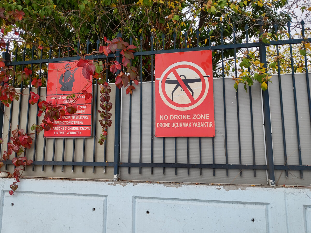 Надпись на турецком: "Не влезай, убьет!"