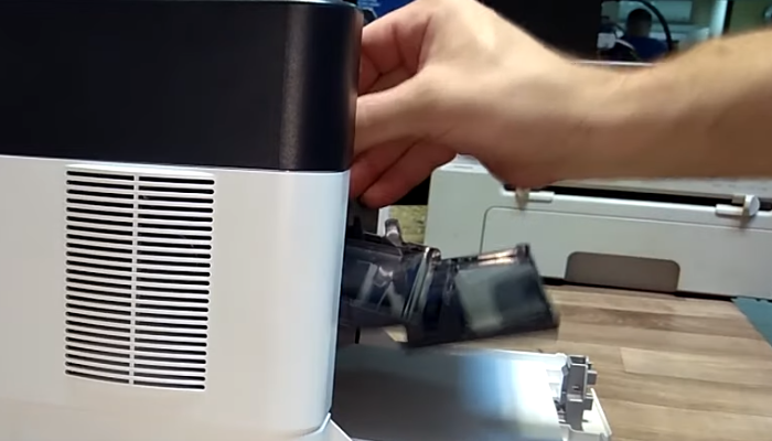 Фото 6. Открываем переднюю крышку. Извлекаем тубу