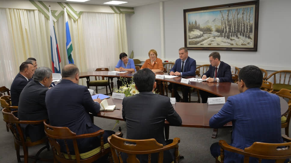 Фото: страница Татьяны Мерзляковой в VK📷Уполномоченная по правам человека в Свердловской области Татьяна Мерзлякова с министром внешнеэкономических связей Свердловской области Вячеславом Яриным на встрече с высокопоставленной делегацией Республики Таджикистан
