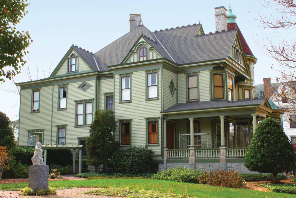 дачный дом фисташкового цвета. дом оливкового цвета. фасад дома. фасады домов фисташкового цвета. дом оливкового цвета.