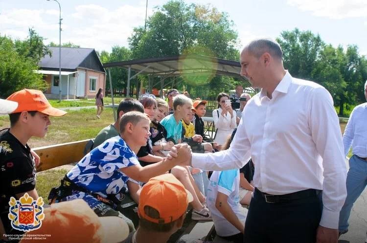  📷    Денис Паслер навестил ребят из подшефного Перевальского района ЛНР, отдыхающих под Орском Кристина Просвиркина
