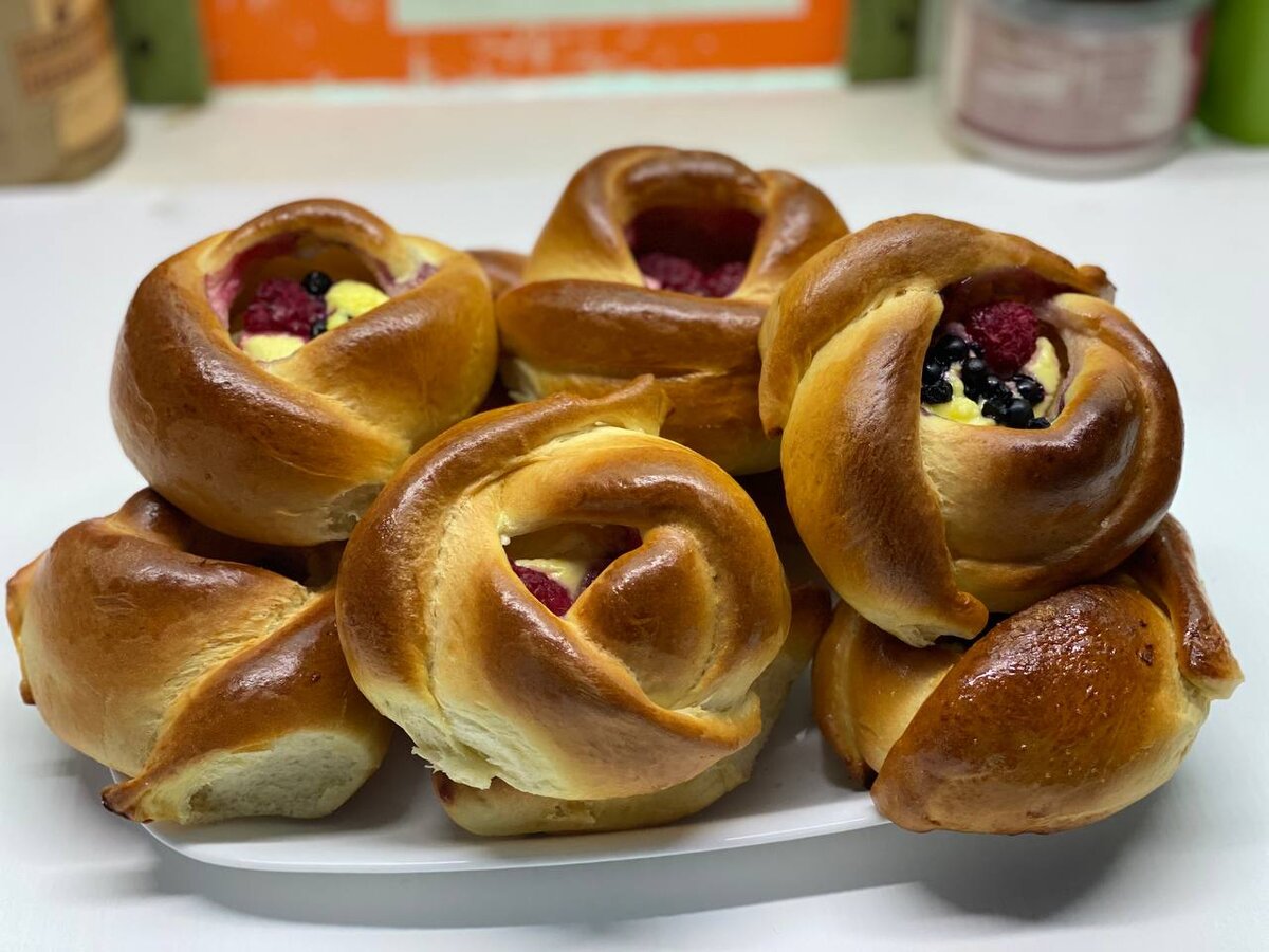 Пекарь с булочками. Булочки. Нежнейшие булочки. Рецепт воздушного теста для булочек. Плюшки с сахаром.