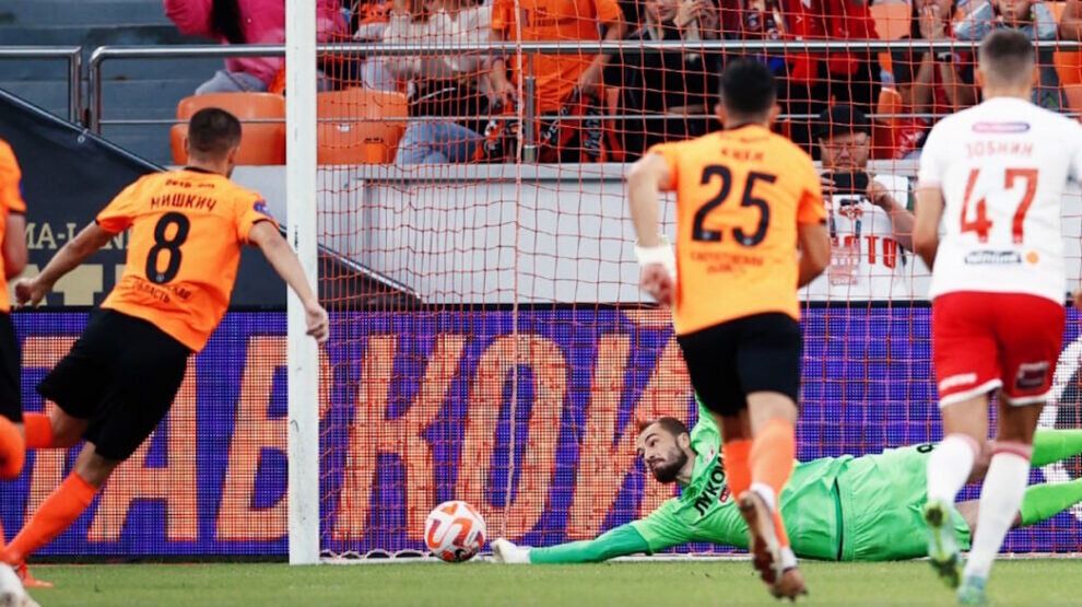    В начале матча вратарь «Спартака» Свинов отбил пенальти. Фото: пресс-служба «Спартака».