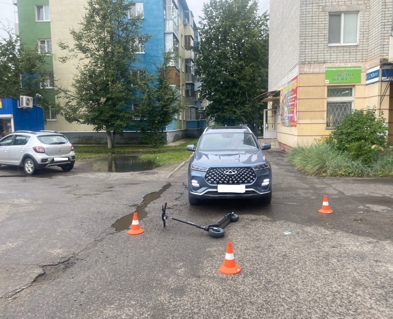    В Брянске водитель Chery отправил в больницу пожилую даму на электросамокате avchernov