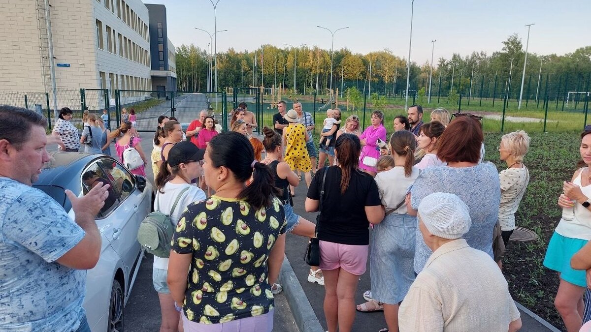     Жители микрорайона «Юг» в Нижнем Новгороде вышли на акцию протеста в пятницу, 11 августа. Причиной стала неудачная попытка устроить детей в автозаводский корпус «Школы 800». Об этом сообщил корреспондент NewsNN, ставший очевидцем народного схода.