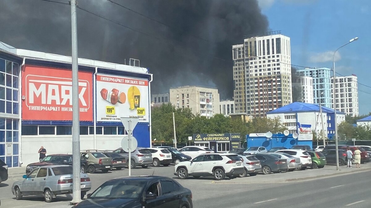     В Тюмени на улице Харьковской произошел крупный пожар на стройке. Очевидцы делятся в социальной сети видео с места ЧП.