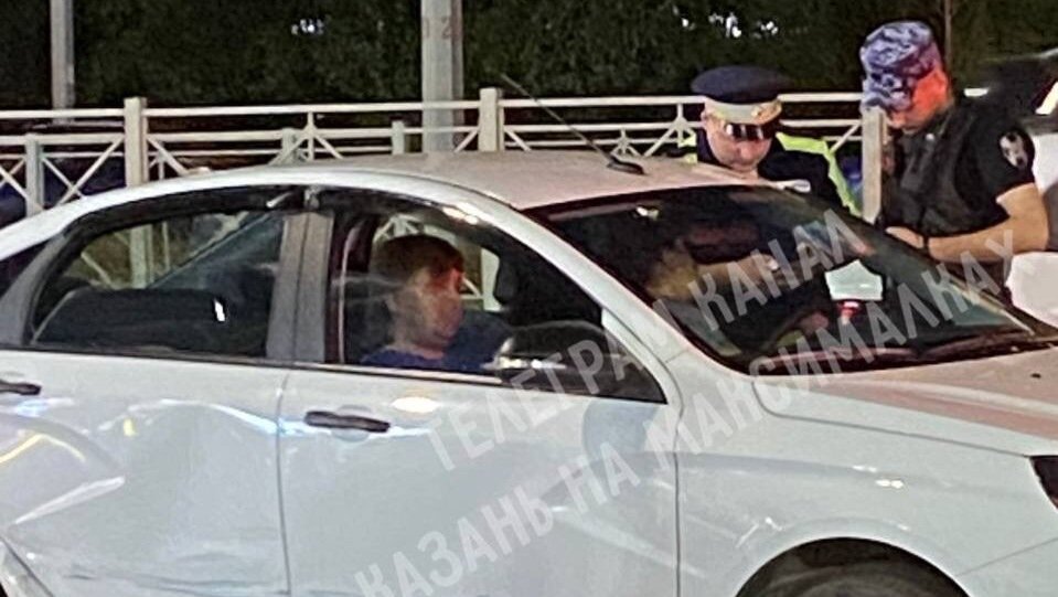     Накануне вечером, 18 августа, в Казани задержали пьяную пару за рулем автомобиля. Все случилось возле торгового центра «Южный». Соответствующая публикация появилась в Telegram-канале «Казань на максималках».