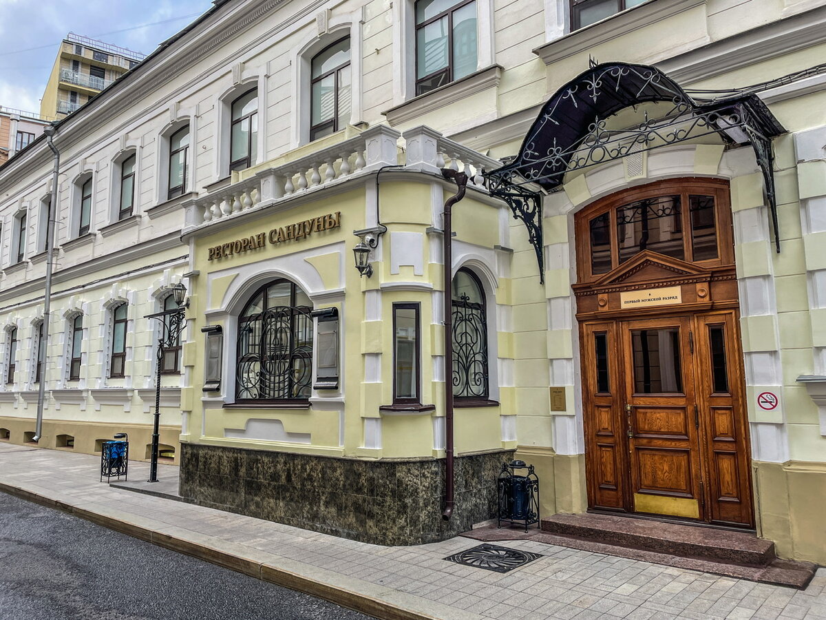 Прогулка по Неглинной - одной из самых дорогих улиц Москвы. Интересные  здания: ЦУМ, 