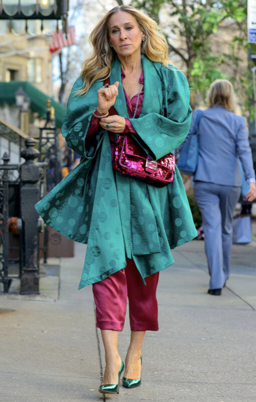    Винтаж, Fendi и JW Anderson: что носила Кэрри Брэдшоу во втором сезоне «И просто так» (фото 2)