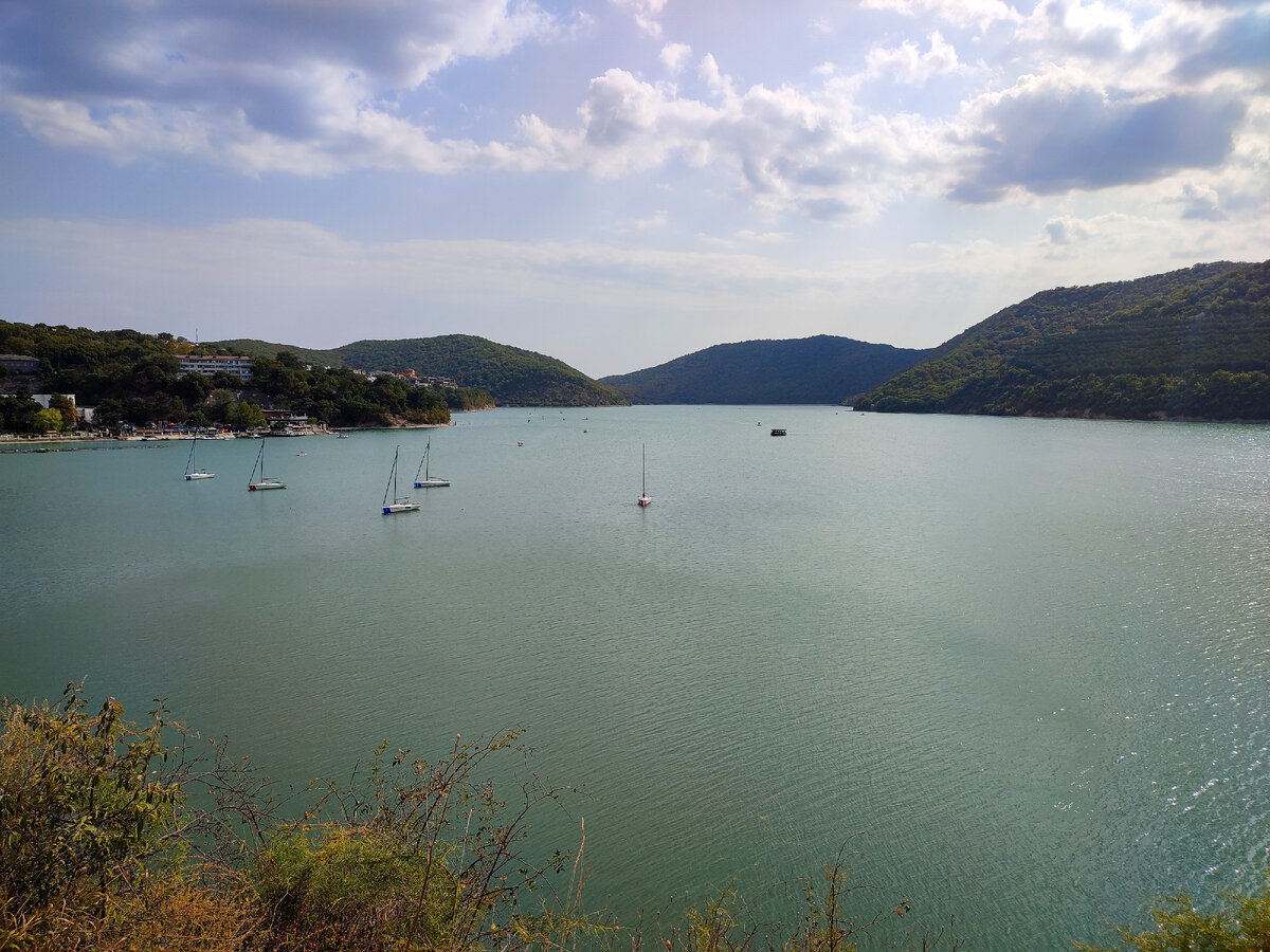 Вид на озеро Абрау