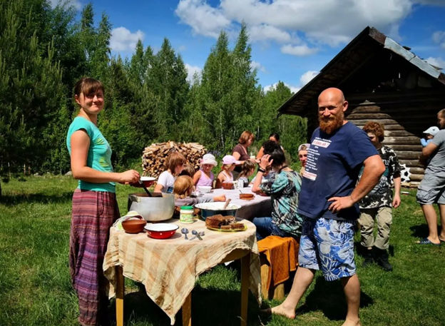 За большим празднично накрытым столом собралась вся семья. Юбиляр сидел в центре и принимал поздравления. Звучали тосты и речи, самые добрые слова и самые лучшие пожелания.