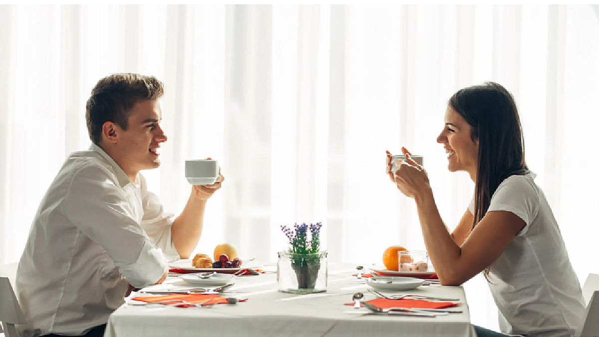 Возле стола представлявшего сильно уменьшенную. Мужчина и женщина за столом. Супруги за столом. Мужчина и женщина за столом едят. Мужчина и женщина за столиком.