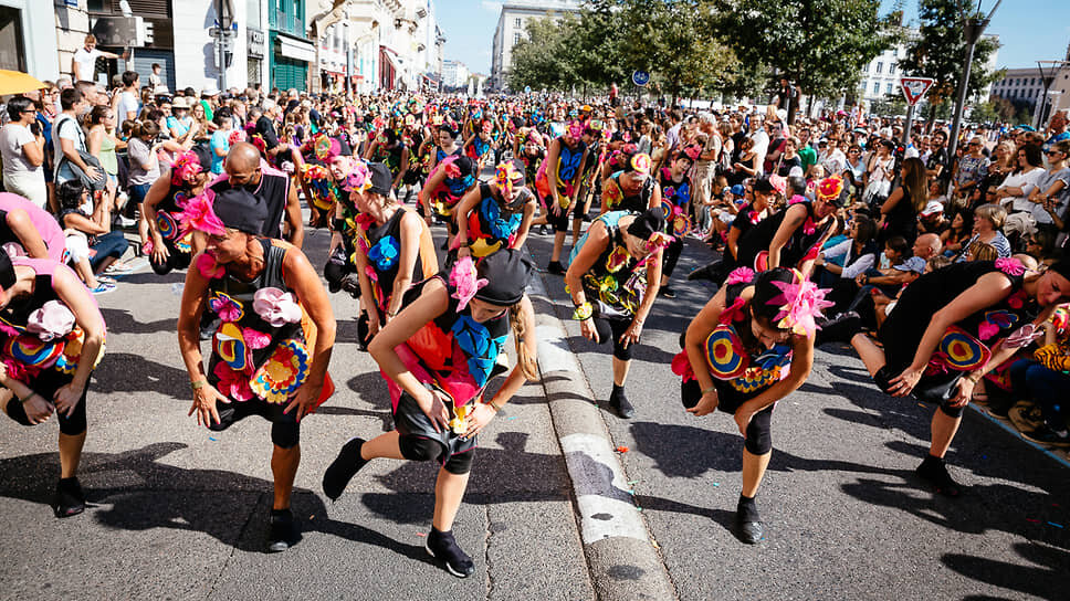 карибский карнавал в торонто. парад бальные танцы. россия апрель танцы город. парад самары зрители. танцевальное шествие.
