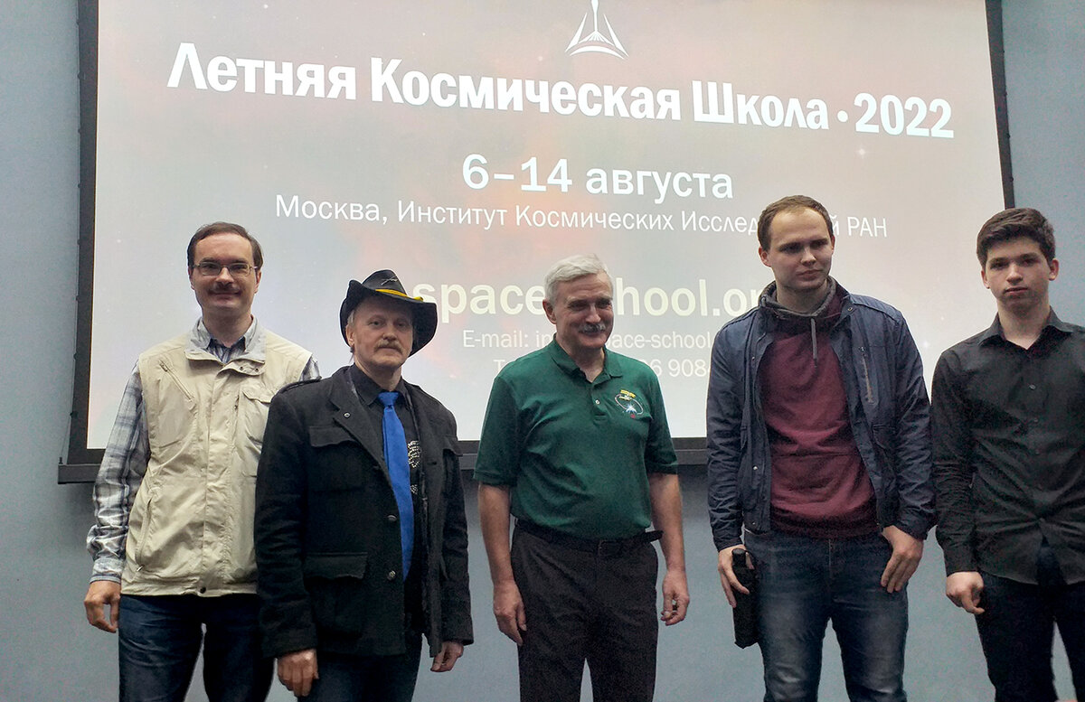 Космонавт А.Калери в центре снимка, ну а я - в шляпе. 